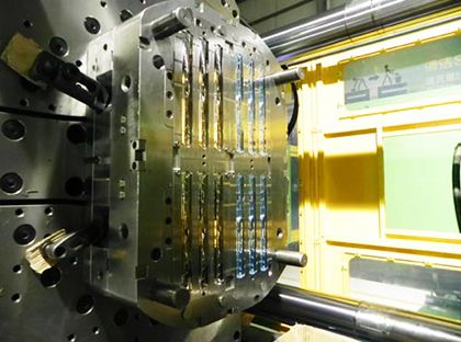 Kahden laukauksen ruiskupuristus