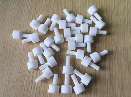 Muoviosien CNC-työstö