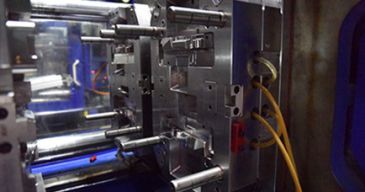 Kahden laukauksen ruiskupuristus